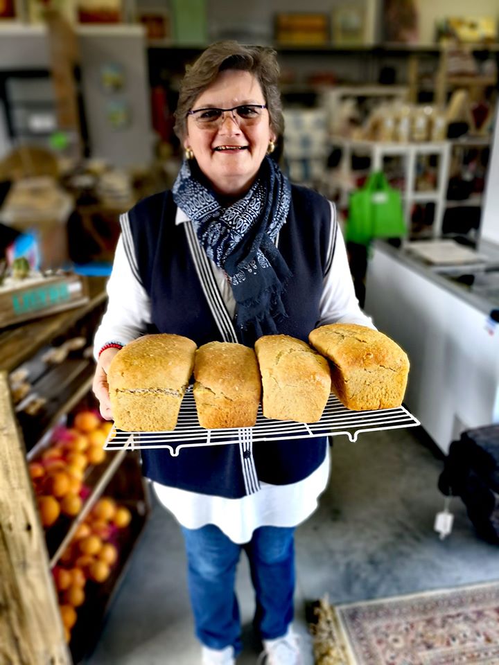 Elrika Lesch holding a tray of freshly baked bread at Nuweplaas
